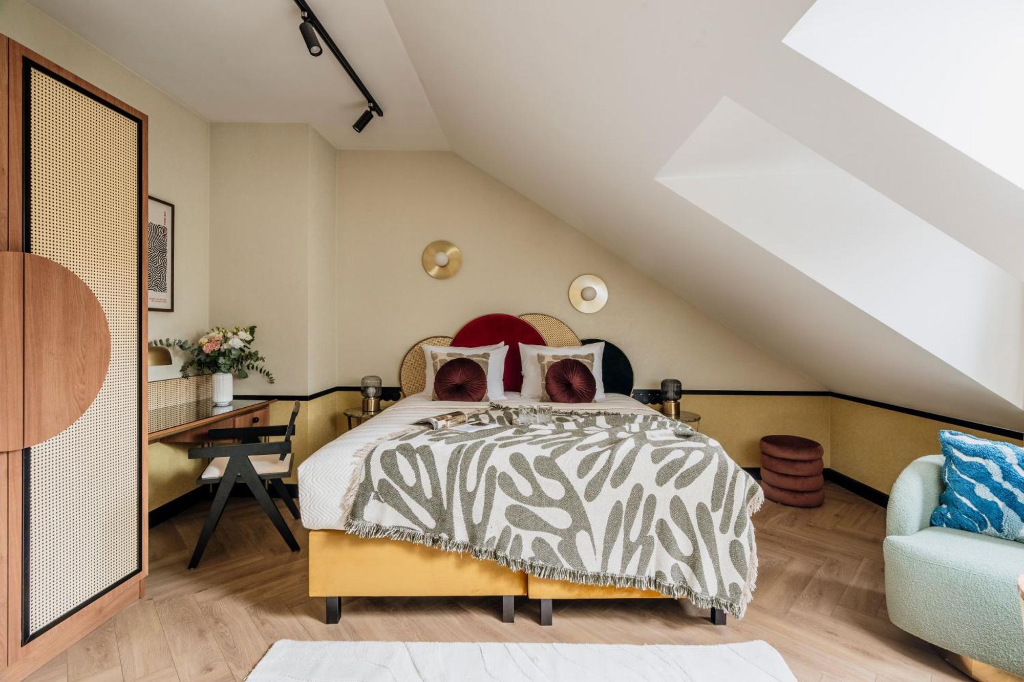 Apartment with sofa and Nowy Świat View